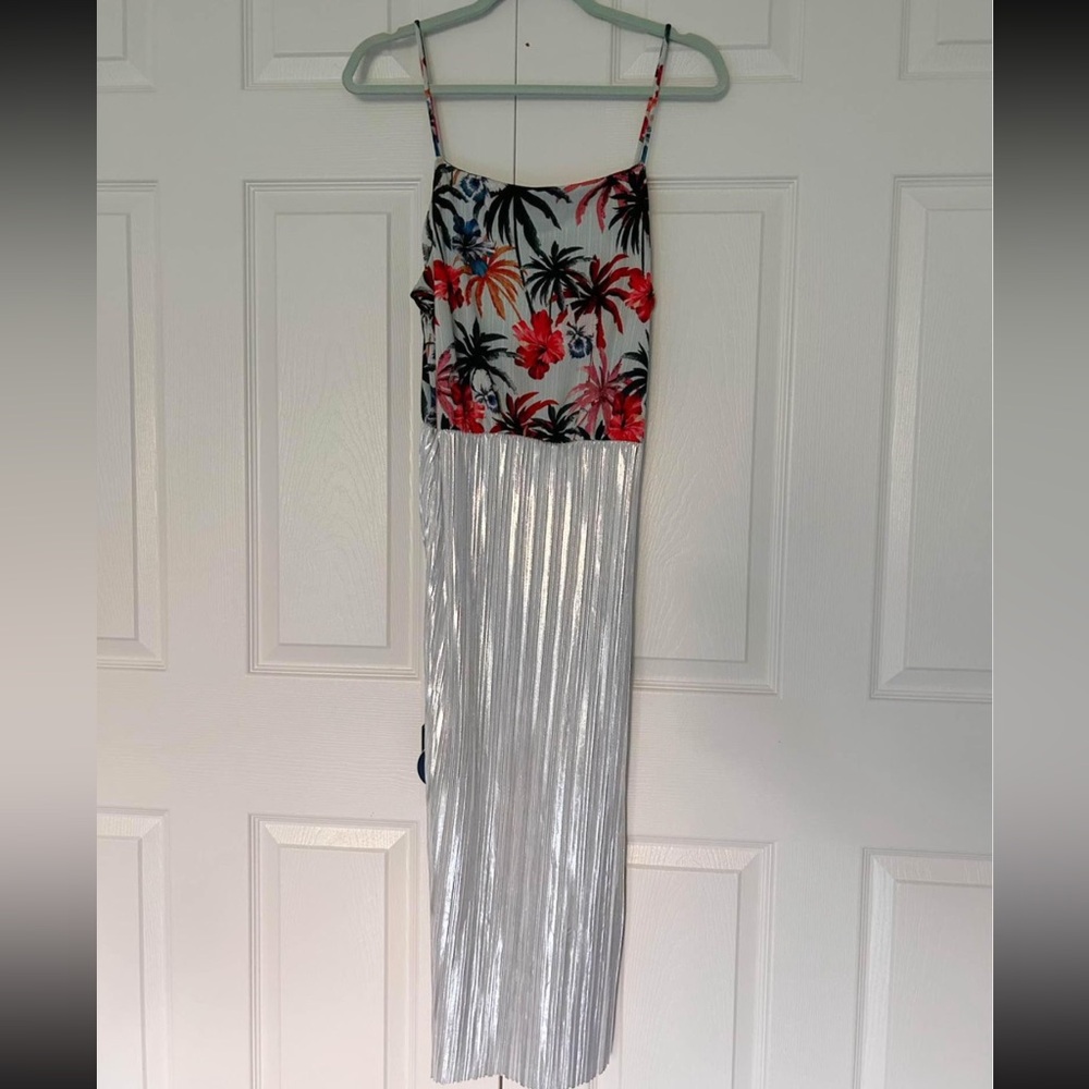 Floral summer dress in medium. Purchase from Zara.